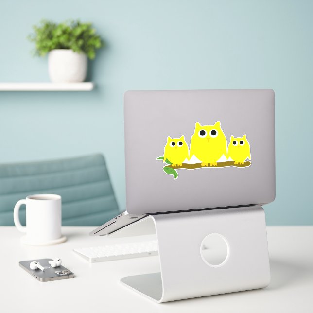Adesivo Desenho de Corujas Amarelas (Laptop na mesa)