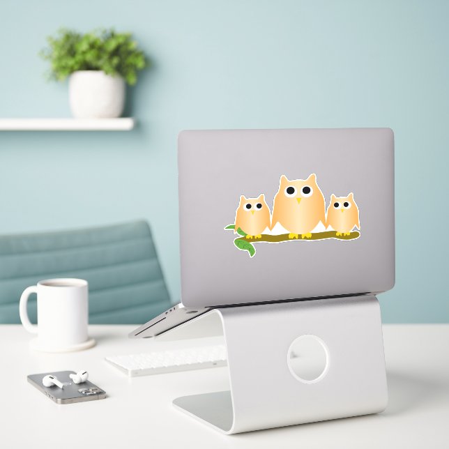 Adesivo Desenho de Corujas Laranja (Laptop na mesa)
