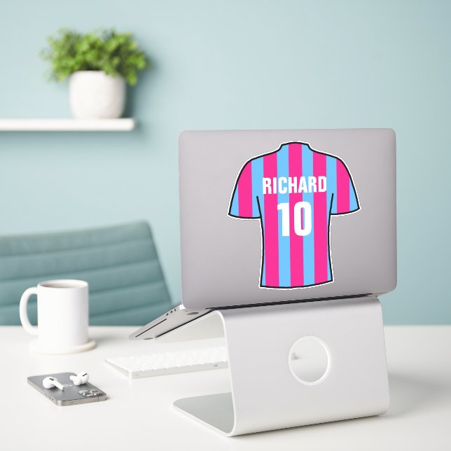Adesivo Design de camisa de futebol em Claret e azul. Ades (Laptop na mesa)