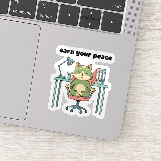 Adesivo Earn Your Peace Sticker – Mindful Office Cat  (Detalhe)