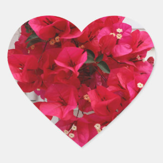 Adesivo em forma de coração com flores cor-de-rosa