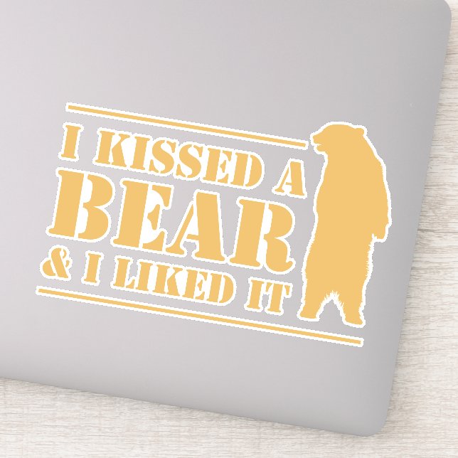 Adesivo Engraçado Piada De Acampamento Eu Beijei Um Urso E (Detalhe)