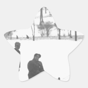 Adesivo Estrela Dois meninos que puxam duas meninas em trenós