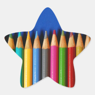 Adesivo Estrela Giz de lápis colorido sobre fundo azul