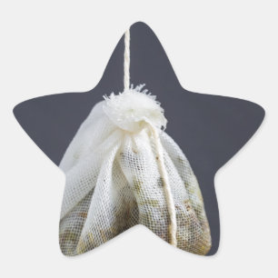 Adesivo Estrela O saco de chá está pendurado numa xícara