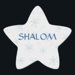 Adesivo Estrela Shalom Deseja Hanukkah<br><div class="desc">Bonito design de inverno num adesivo simples de Chanucá. Bonito fundo de flocos de neve em apuros. O texto diz SHALOM. Forma estelar básica (NÃO a estrela de David - apenas uma estrela). Com um pouco de ajuda dos meus amigos em www.scrappindoodles.com. Do My_Christmas_Shoppe por Ela Wolf Medicine.</div>
