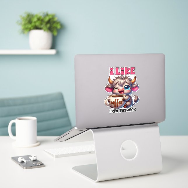 Adesivo Eu Gosto Mais de Café do que de Pessoas  (Laptop na mesa)