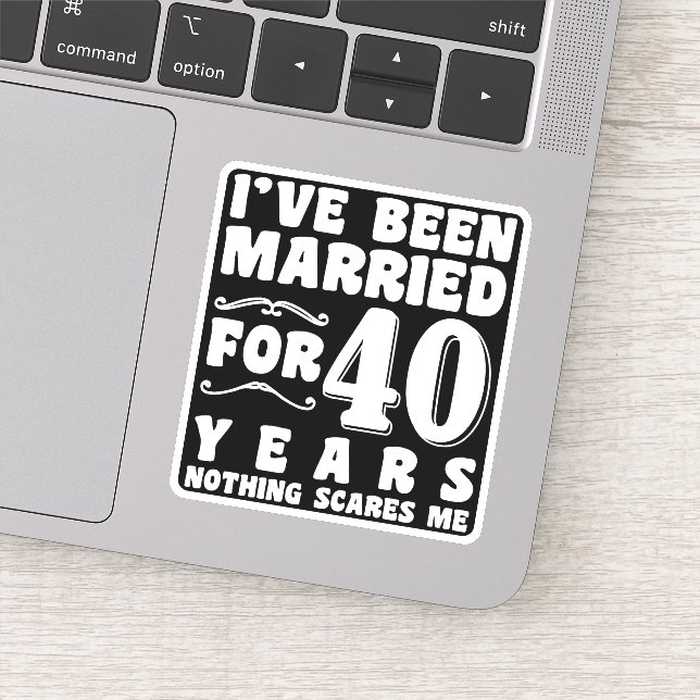 Adesivo Eu Sou Casado Há 40 Anos Casal Compatível (Detalhe)