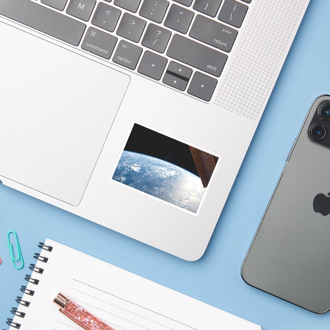 Adesivo Feixes De Sol Ao Longo Das Águas Do Oceano Pacífic (Notebook com iPhone)