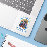 Adesivo Foto personalizável de REUNIÃO DA FAMÍLIA HANUKKAH<br><div class="desc">Vinheta personalizável de REUNIÃO FAMILIAR DA FAMÍLIA HANUKKAH. Adicione seus detalhes e carregue sua foto vertical. Celebrar a sua reunião familiar em Hanukkah. Camisas,  presentes e material de festa disponíveis.</div>
