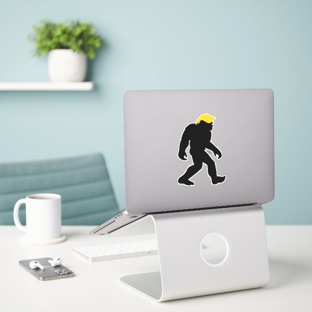 Adesivo Funny Bigfoot em Trump Yellow Hair 2024 Eleições (Laptop na mesa)