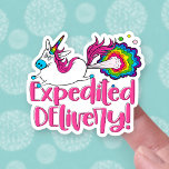 Adesivo Funny Farting Unicorn Expedita Entrega de Negócios<br><div class="desc">Aprecie os seus clientes com este adesivo nos seus pacotes! Um unicórnio engraçado peidando um arco-íris anuncia "Entrega Acelerada"! Esses adesivos coloridos giros certamente trarão um sorriso para o rosto do seu cliente e para que sua pequena empresa seja notada (e apreciada)!</div>