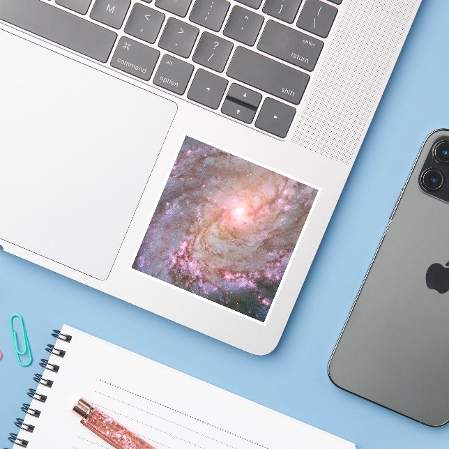 Adesivo Galáxia Espiral M83, Ablaze Com Formação De Estrel (Notebook com iPhone)