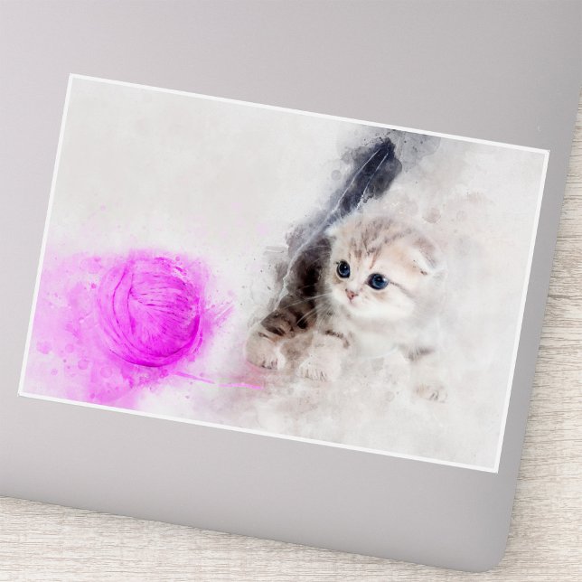 Adesivo Gatinho brincando com uma bola de fio rosa aquarel (Kitten playing with a pink yarn ball watercolor. sticker)