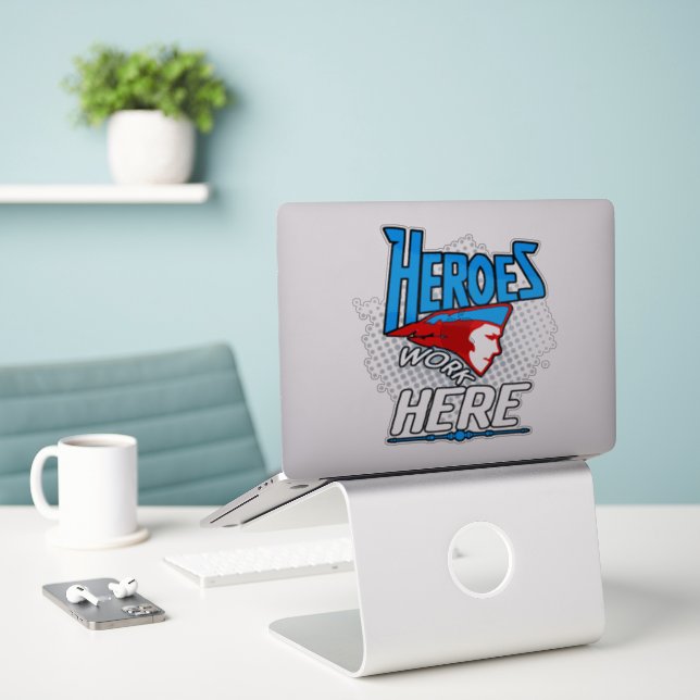 Adesivo Heróis trabalham aqui Vinyl Sticker (Laptop na mesa)