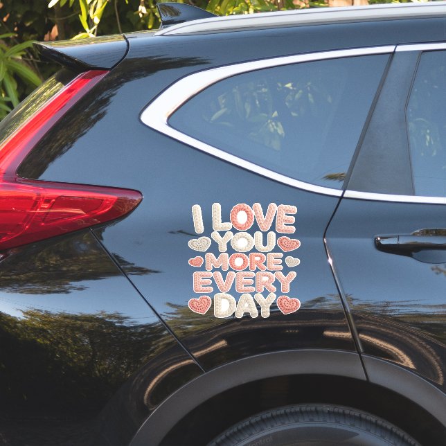 Adesivo "I Love You More Every Day" Knitted Text & Crochet (Lado do carro)