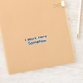 Adesivo I Work Here Somehow