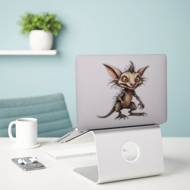 Adesivo Ilustração Híbrida Chupacabra Gremlin (Laptop na mesa)