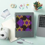 Adesivo Imagem temática de Hanukkah da SlipperyJoe's amare<br><div class="desc">Imagem temática de Hanukkah da SlipperyJoe's Estrela de Davi amarelo dourado velas azuis com chamas laranjas ideia de presente de arte inspirada em Menorah identidade judaica espiritualidade feriado padrão simétrico ousado e retrô em forma de diamante no fundo combina tradição e design vibrante efeito de xadrez roxo e preto celebração...</div>