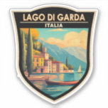 Adesivo Lago di Garda Italia Viagem Art Vintage<br><div class="desc">Design de arte vetorial do Lago Garda. O lago Garda,  na Itália norte,  é conhecido pela sua água cristalina. No extremo sul,  a cidade de Sirmione é dominada pela Rocca Scaligera,  uma fortaleza com visões portuárias.</div>