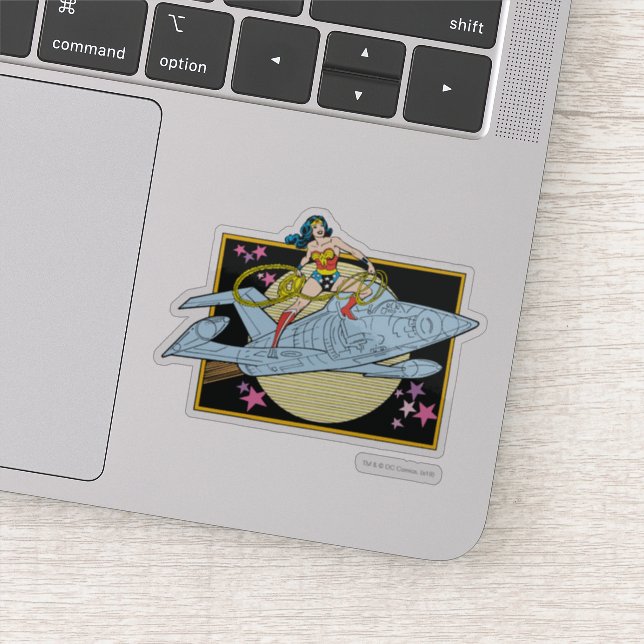 Adesivo Mulher Maravilha com Jet (Detalhe)