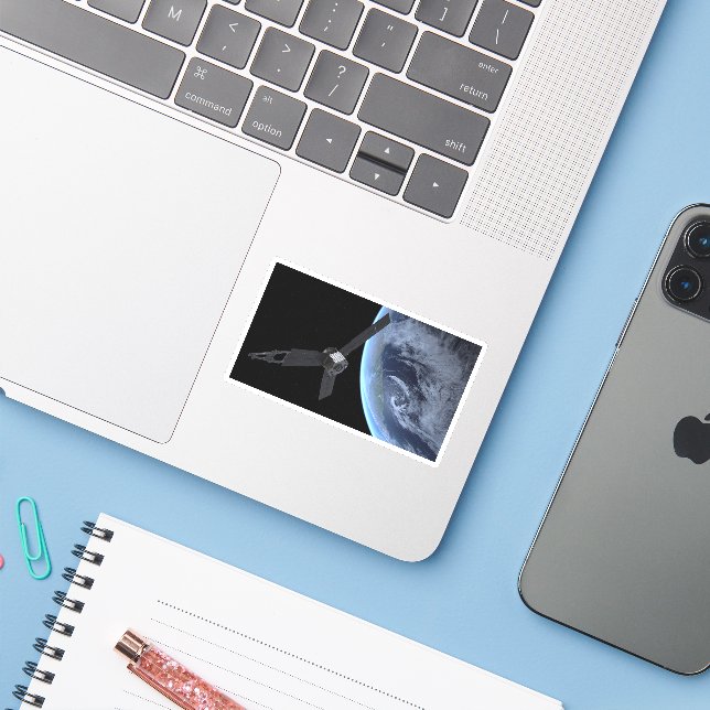 Adesivo Nave Espacial Juno Durante O Voo Da Terra (Notebook com iPhone)