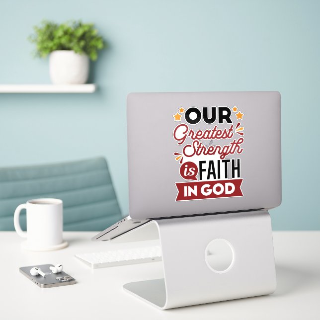 Adesivo Nossa Maior Força É a Fé em Deus Citação (Laptop na mesa)