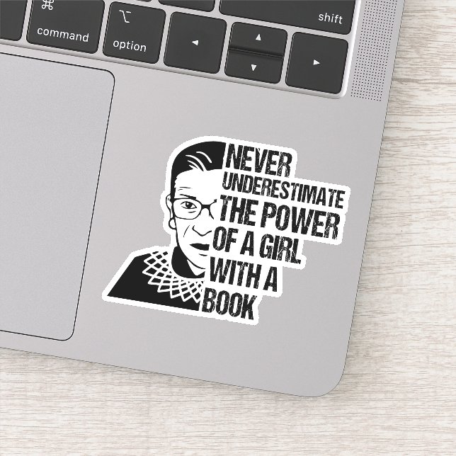 Adesivo Nunca subestime o poder de uma garota com livro (Detalhe)