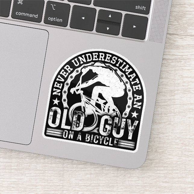 Adesivo Nunca Subestime Uma Cara Velha Numa Bicicleta Engr (Detalhe)