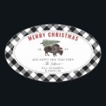 Adesivo Oval Buffalo Bison Papais noeis Feliz Xadrez de Árvore<br><div class="desc">Ilustração de um búfalo vestindo um chapéu de Santa com neve coberta de árvore de Natal amarrada às costas. A borda é o padrão de xadrez de búfalo preto e branco.</div>