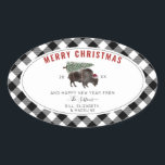 Adesivo Oval Buffalo Bison Papais noeis Feliz Xadrez de Árvore<br><div class="desc">Ilustração de um búfalo vestindo um chapéu de Santa com neve coberta de árvore de Natal amarrada às costas. A borda é o padrão de xadrez de búfalo preto e branco.</div>