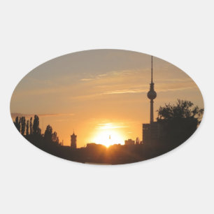 Adesivo Oval Cartão Fernsehturm da noite da skyline de Berlim