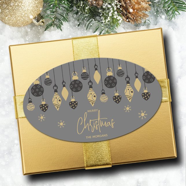 Adesivo Oval Enfeites de natal quic nas Cinzas (Chic black and gold Christmas tree ornaments on grey square 4.25" x 2.7" oval stickers)