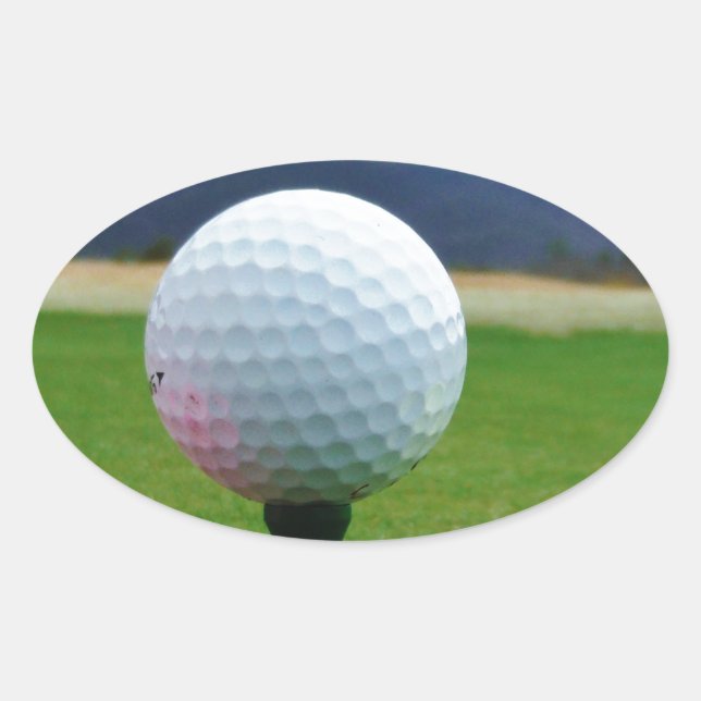 Adesivo Oval Golf Ball em um campo de golfe na montanha (Frente)