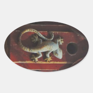 Adesivo Oval Lagarto-cinza em madeira vestida