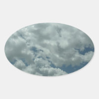 Nuvens brancas e peludas no céu azul