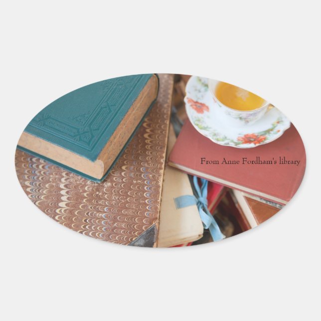 Adesivo Oval Pilhas de livros com chá (Frente)