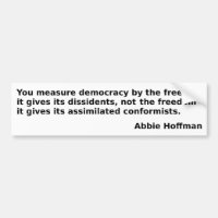 Abbie Hoffman cita: "Você mede a democracia. ."