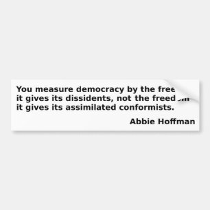 Adesivo Para Carro Abbie Hoffman cita: "Você mede a democracia. ."