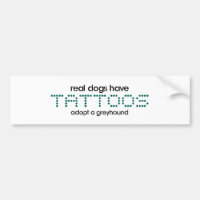 Os cães reais têm tatuagens