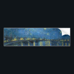 Adesivo Para Carro Starry Night Over the River Rhone (por van Gogh)<br><div class="desc">Esta design apresenta uma pintura do artista Poste-impressionista holandês Vincent van Gogh (1853-1890), que é amplamente reconhecido como uma das figuras mais influentes da história da arte ocidental. É uma pintura paisagística que mostra a cidade francesa de Arles à noite na margem do rio Rhône. A cena escolhida por van...</div>
