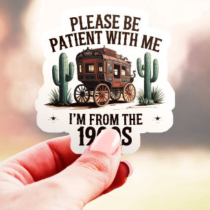 Adesivo Por Favor Seja Paciente Eu Sou Dos Anos 1900 Vinil