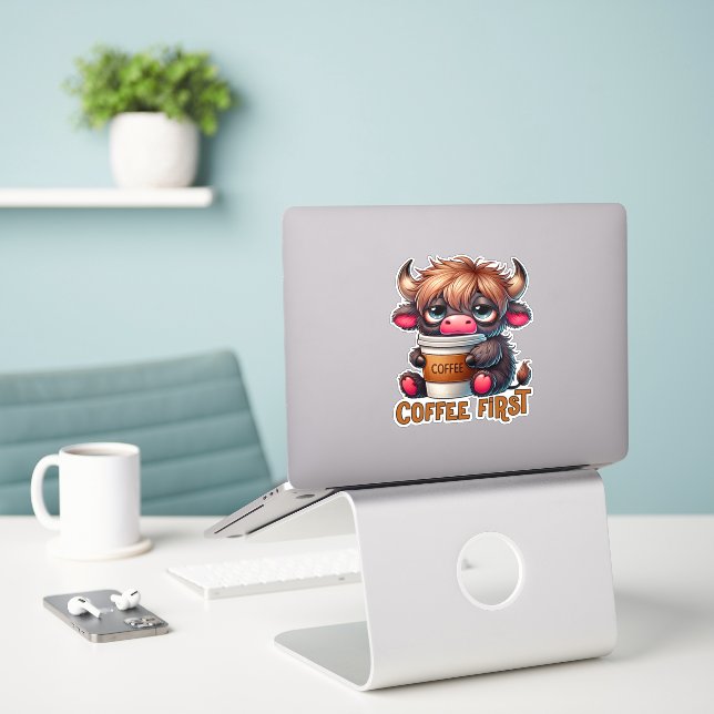 Adesivo Presentes para Amantes de Café Primeiro  (Laptop na mesa)
