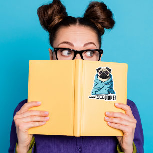 Adesivo Pug preguiçoso amassado em um cobertor