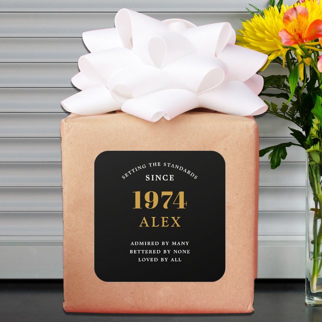 Adesivo Quadrado 50º Aniversário Nome 1974 Chic Dourado Negro Elega (50th Birthday 1974 Elegance: Exceptionally Chic Black and Gold Square Sticker. )