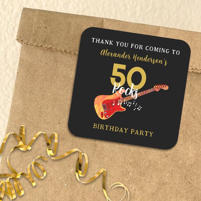 Adesivo Quadrado 50 Rochas Legal Guitarra 50ª Festa de aniversário  (50 Rocks cool fire guitar 50th birthday party thank you black and gold sticker for favor bags)