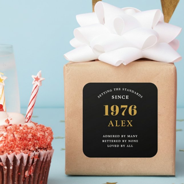 Adesivo Quadrado 50th Birthday Name 1976 Black Gold Elegant Chic (Born 1976 sticker on a wrapped parcel.)