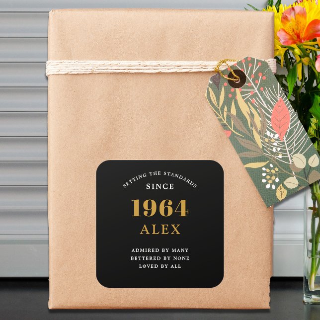 Adesivo Quadrado 60º Aniversário Nome 1964 Chic Preto Dourado Elega (60th Birthday 1964 Elegance: Exceptionally Chic Black and Gold Square Sticker.)