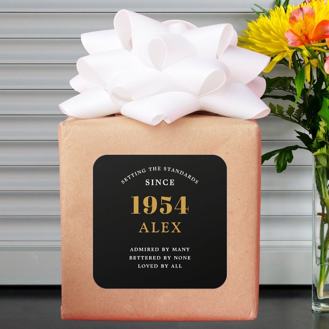 Adesivo Quadrado 70 Aniversário Nome 1954 Chic Preto Dourado Elegan (70th Birthday 1954 Elegance: Exceptionally Chic Black and Gold Square Sticker.)