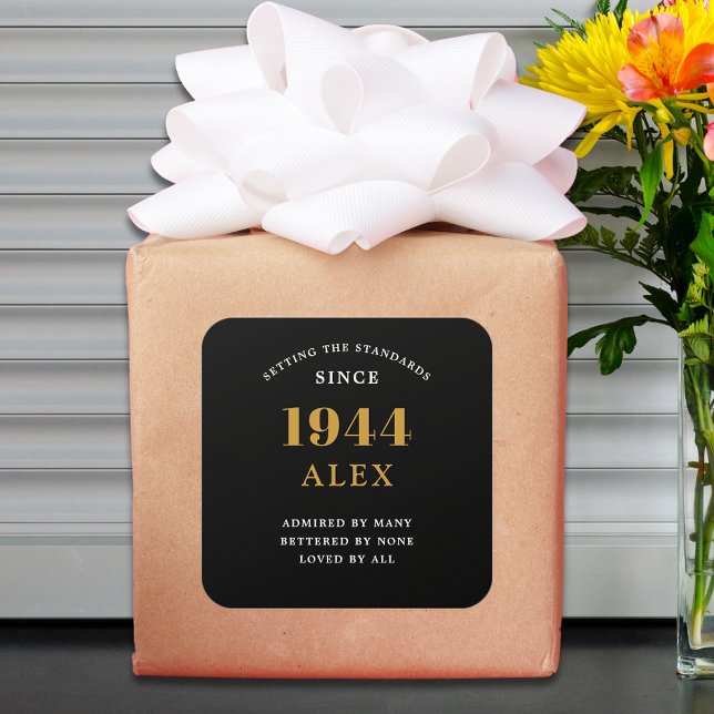 Adesivo Quadrado 80 Aniversário Nome 1944 Chic Preto Dourado Elegan (80th Birthday 1944 Elegance: Exceptionally Chic Black and Gold Square Sticker.)